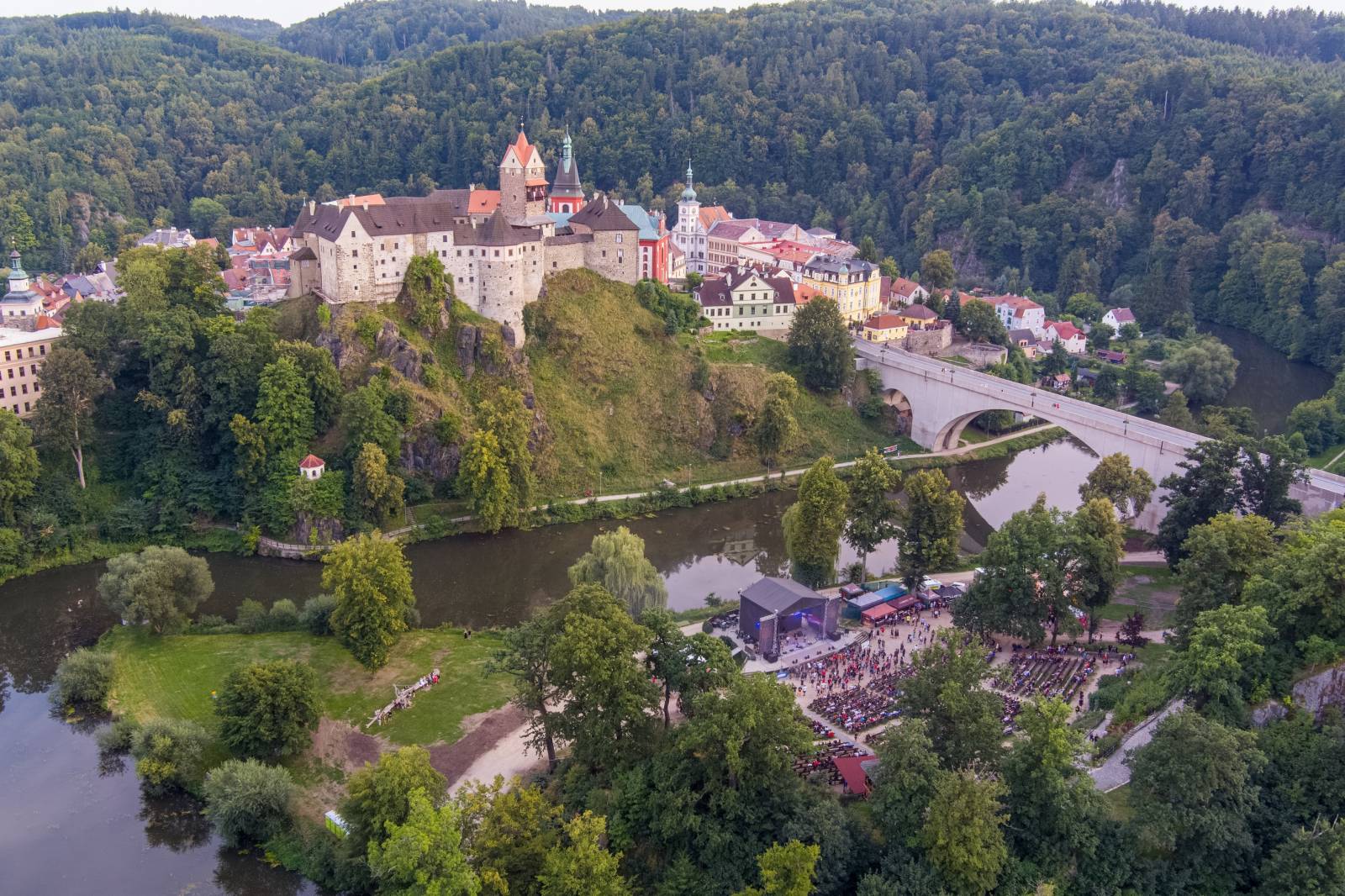 Tři sestry oslavily čtyřicet let i v Lokti, jejich hosty byli E!E a MZH