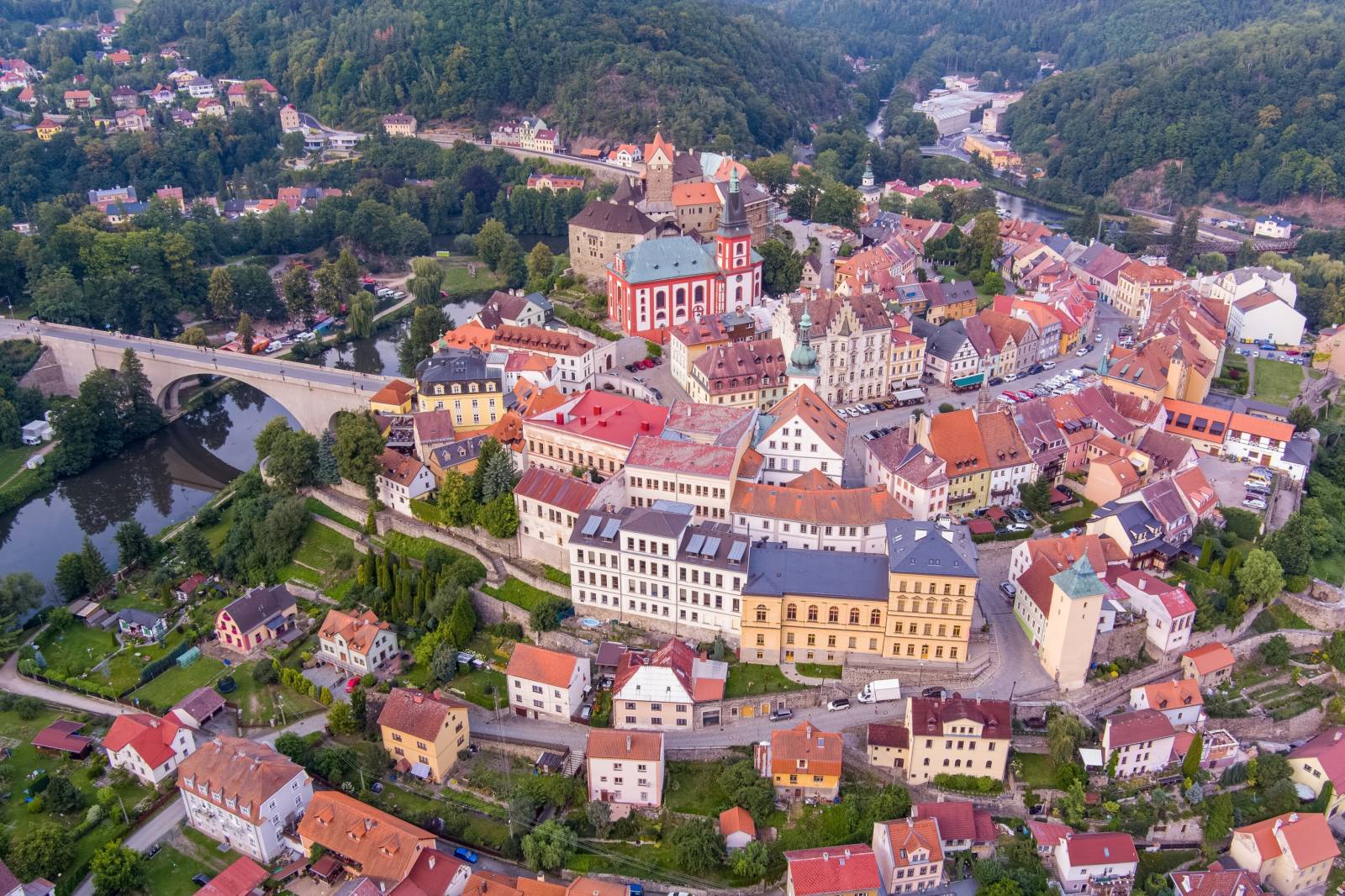 Tři sestry oslavily čtyřicet let i v Lokti, jejich hosty byli E!E a MZH