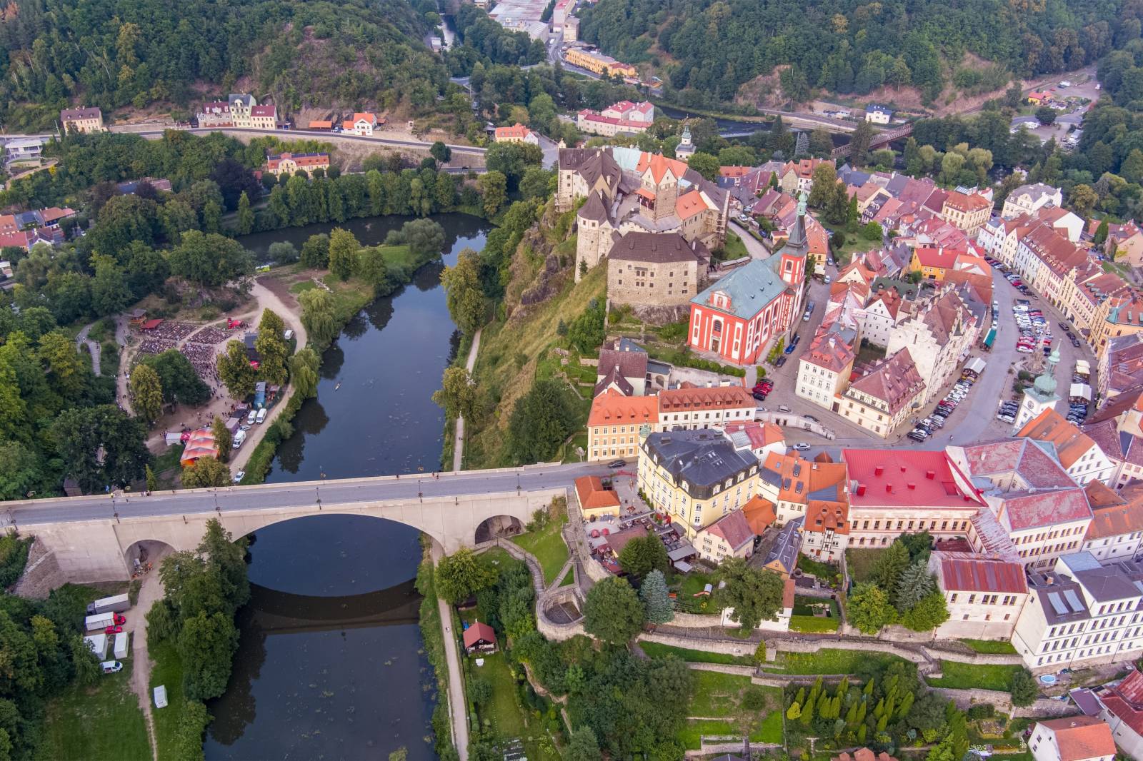 Tři sestry oslavily čtyřicet let i v Lokti, jejich hosty byli E!E a MZH