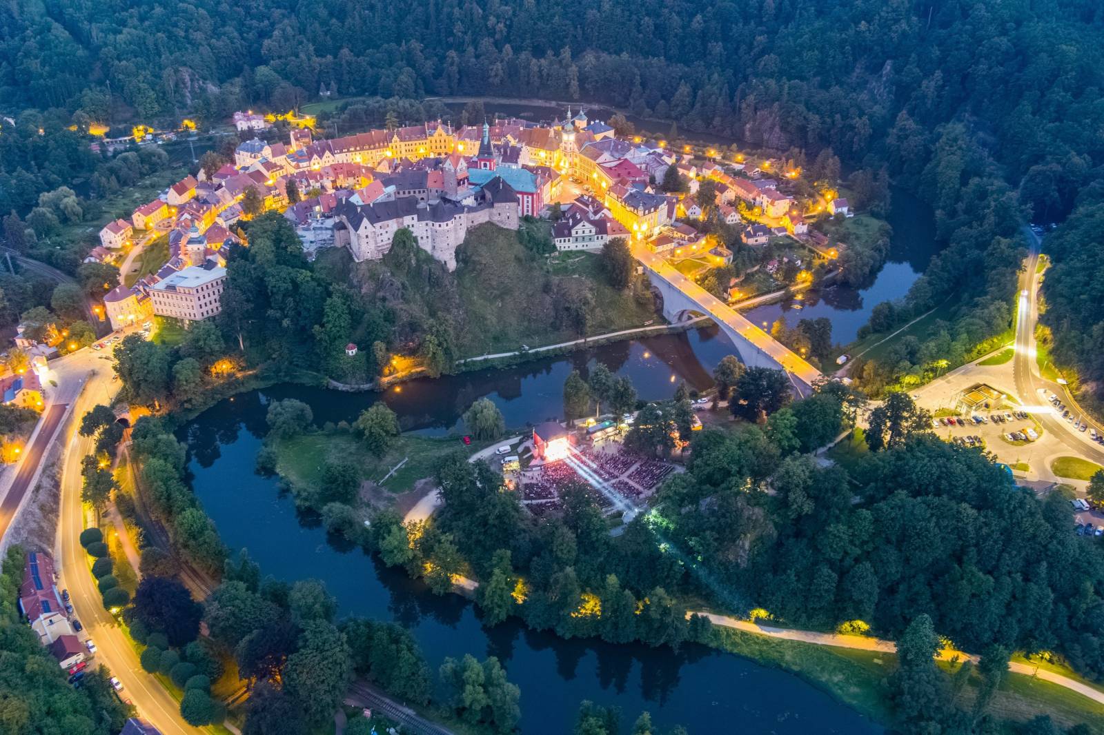 Tři sestry oslavily čtyřicet let i v Lokti, jejich hosty byli E!E a MZH