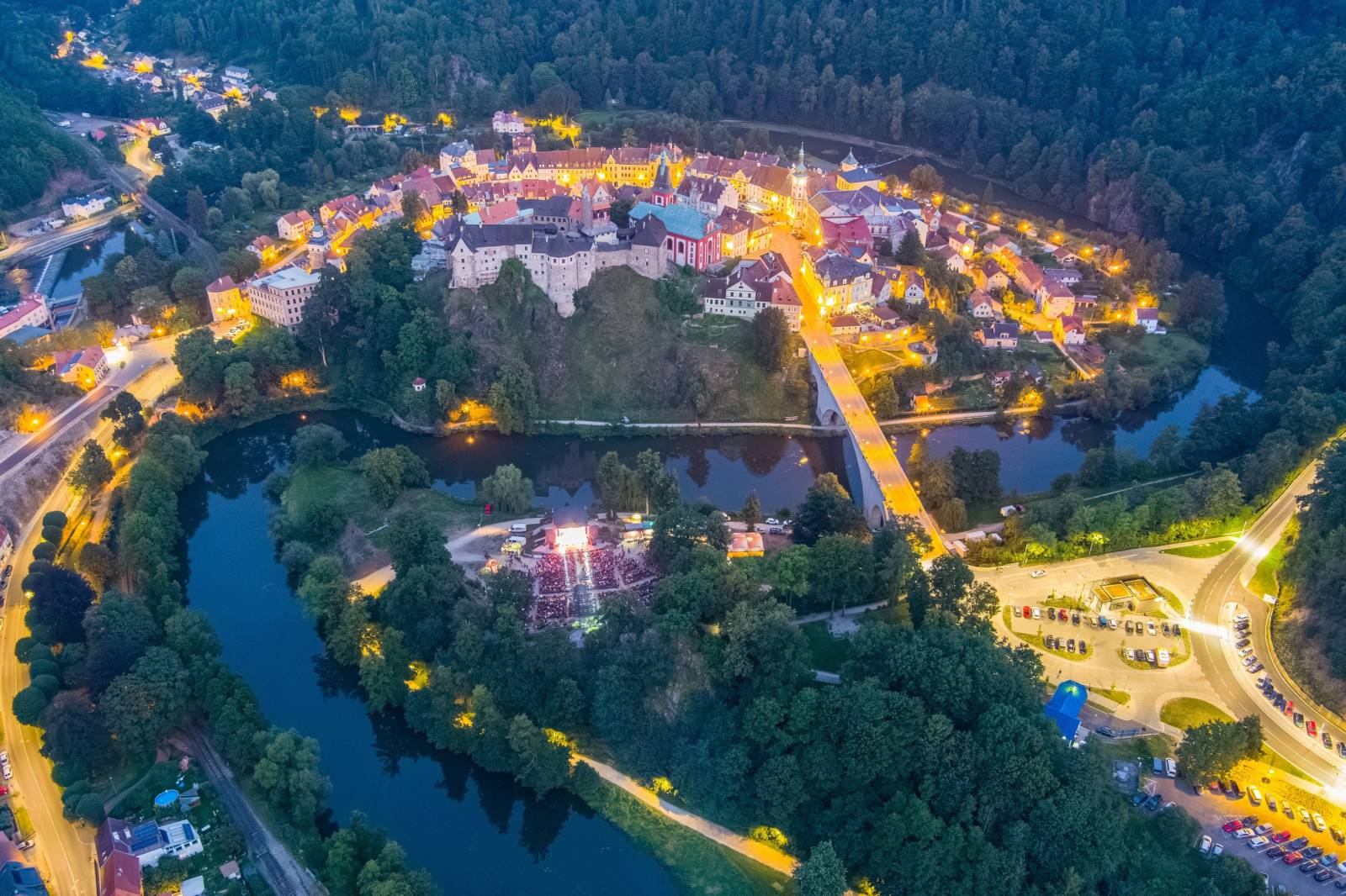 Tři sestry oslavily čtyřicet let i v Lokti, jejich hosty byli E!E a MZH