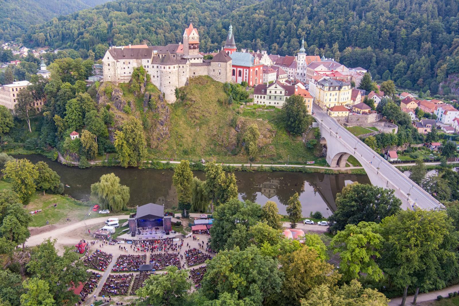 Tři sestry oslavily čtyřicet let i v Lokti, jejich hosty byli E!E a MZH