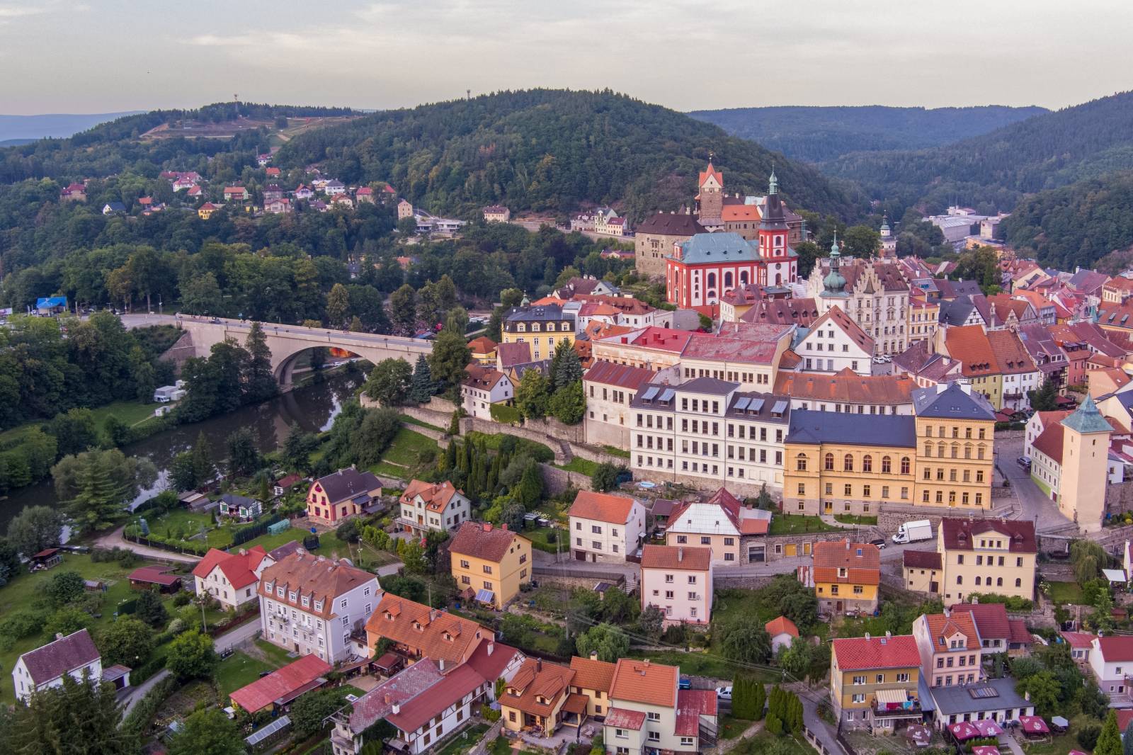 Tři sestry oslavily čtyřicet let i v Lokti, jejich hosty byli E!E a MZH