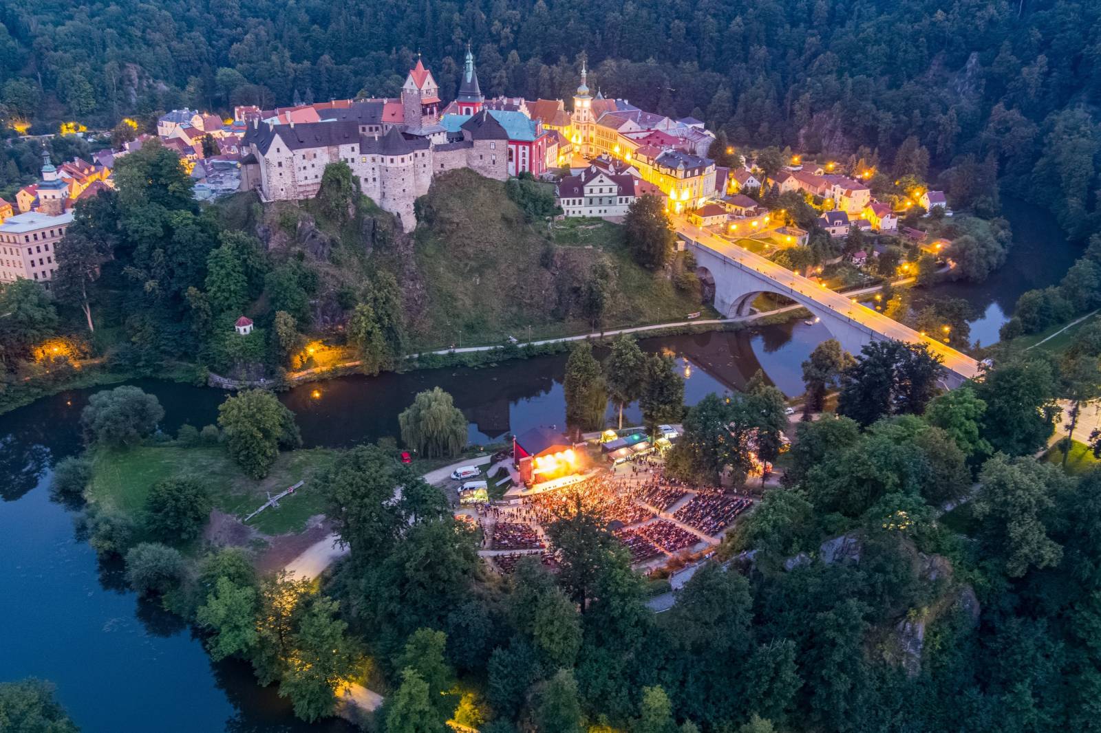 Tři sestry oslavily čtyřicet let i v Lokti, jejich hosty byli E!E a MZH