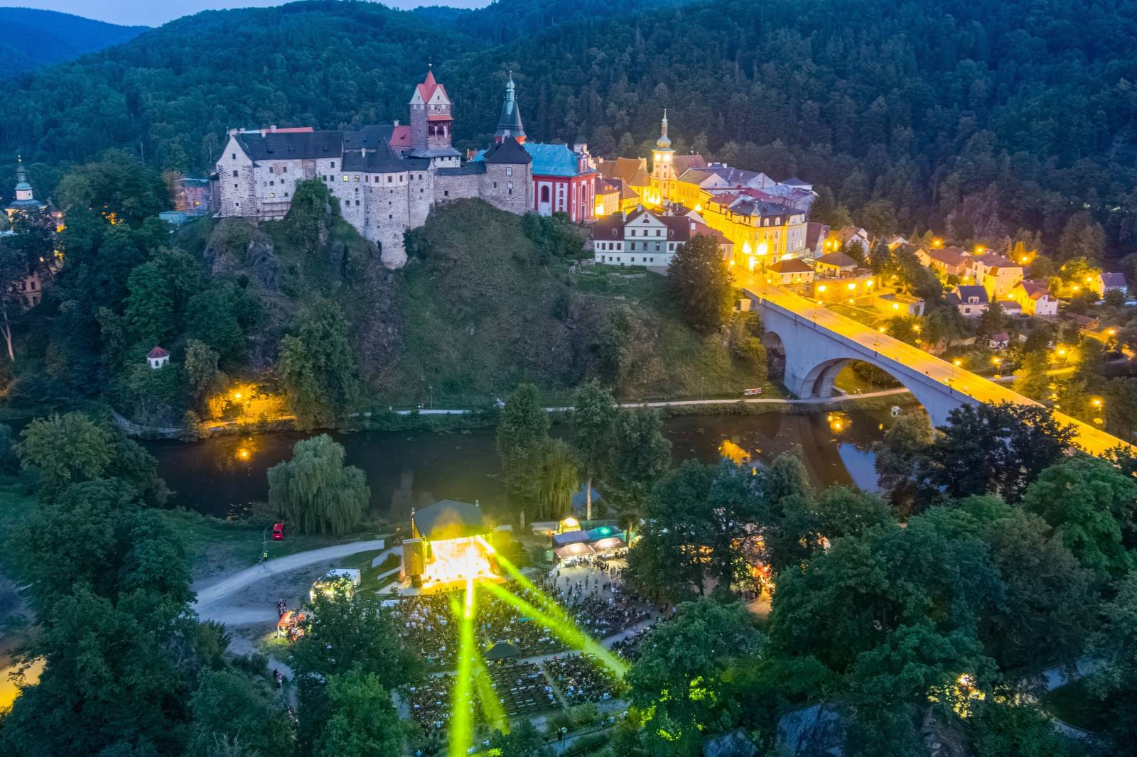 Tři sestry oslavily čtyřicet let i v Lokti, jejich hosty byli E!E a MZH