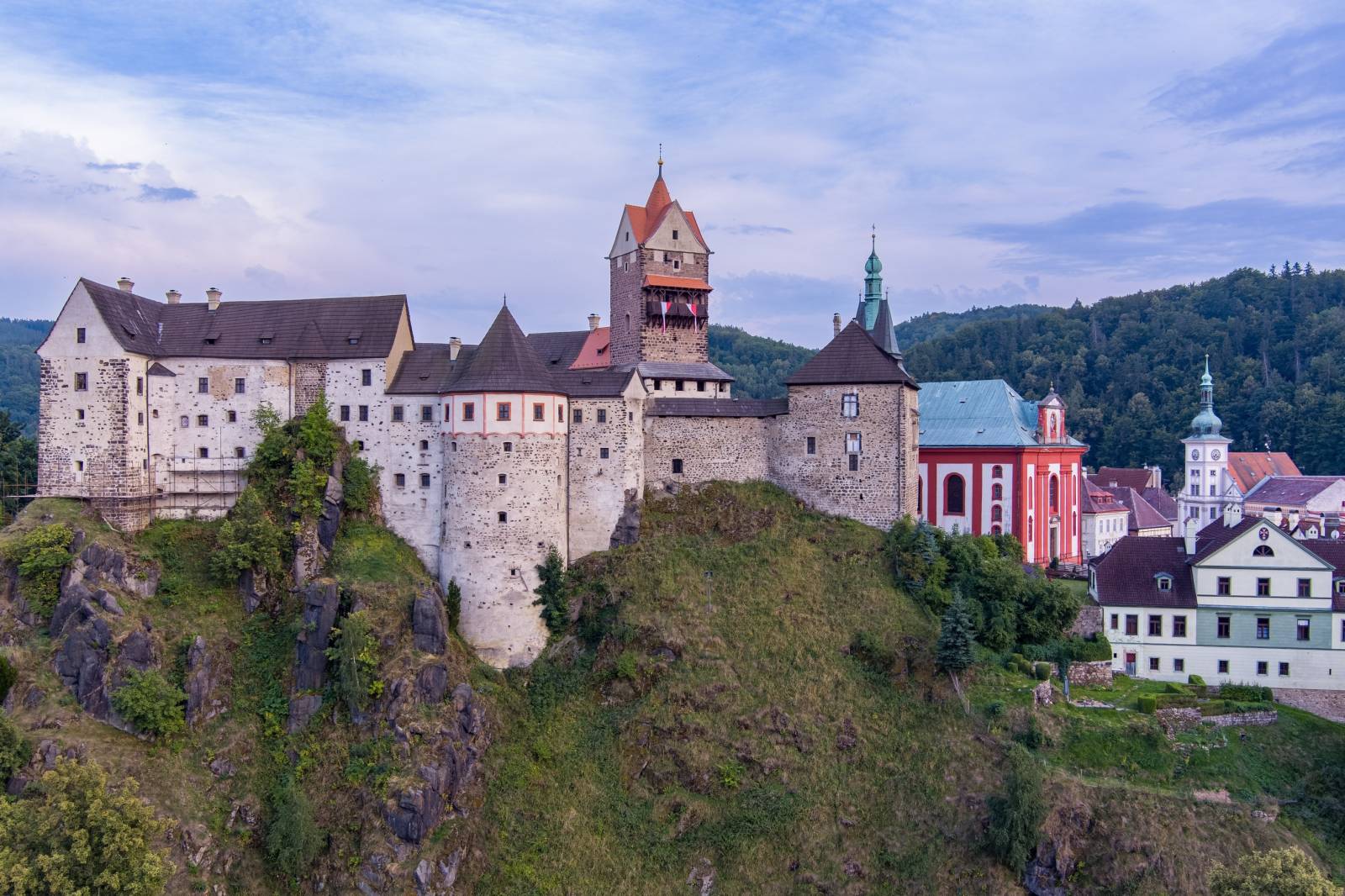 Tři sestry oslavily čtyřicet let i v Lokti, jejich hosty byli E!E a MZH