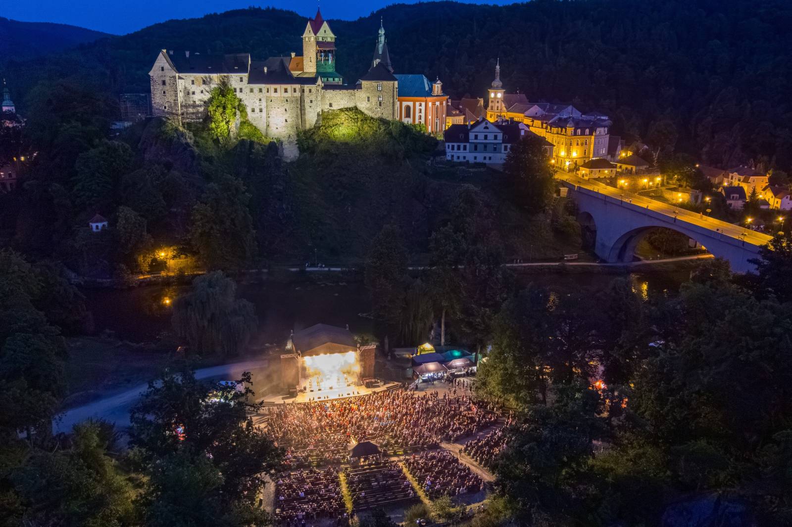 Tři sestry oslavily čtyřicet let i v Lokti, jejich hosty byli E!E a MZH