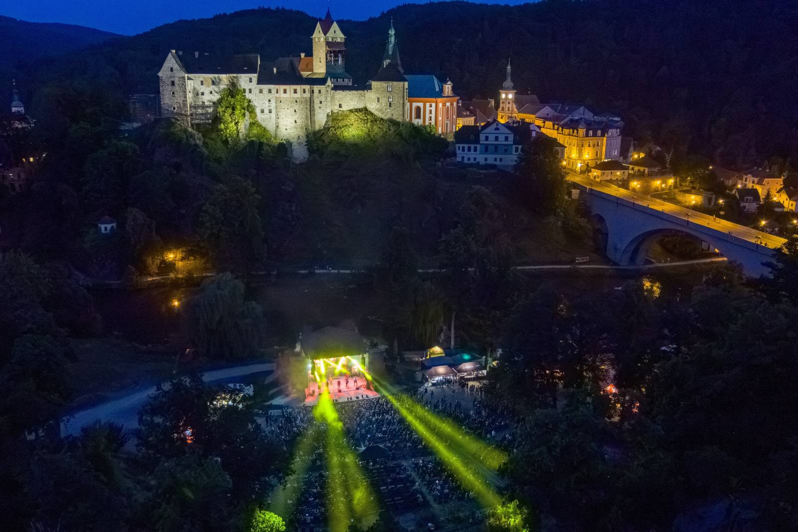 Tři sestry oslavily čtyřicet let i v Lokti, jejich hosty byli E!E a MZH