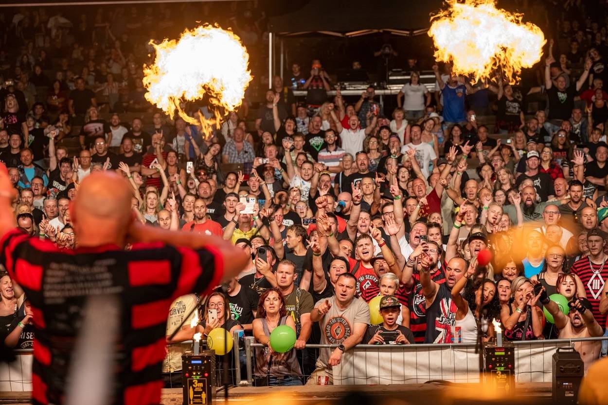 Tři sestry oslavily čtyřicet let i v Lokti, jejich hosty byli E!E a MZH