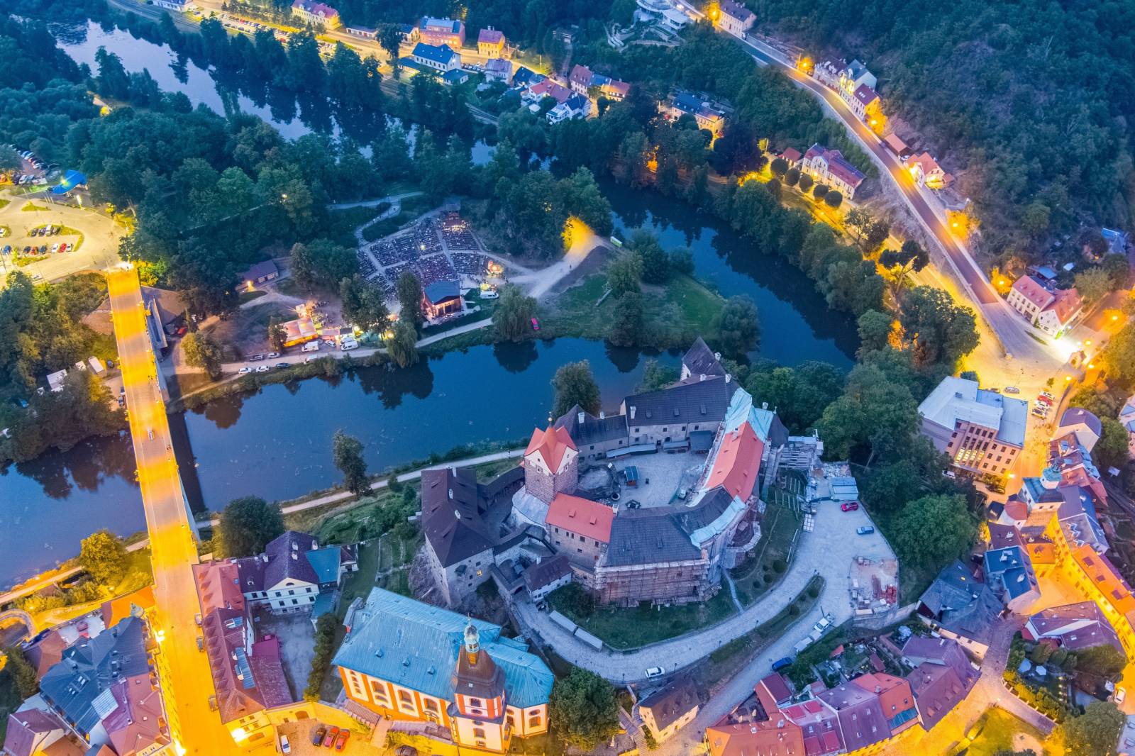 Tři sestry oslavily čtyřicet let i v Lokti, jejich hosty byli E!E a MZH