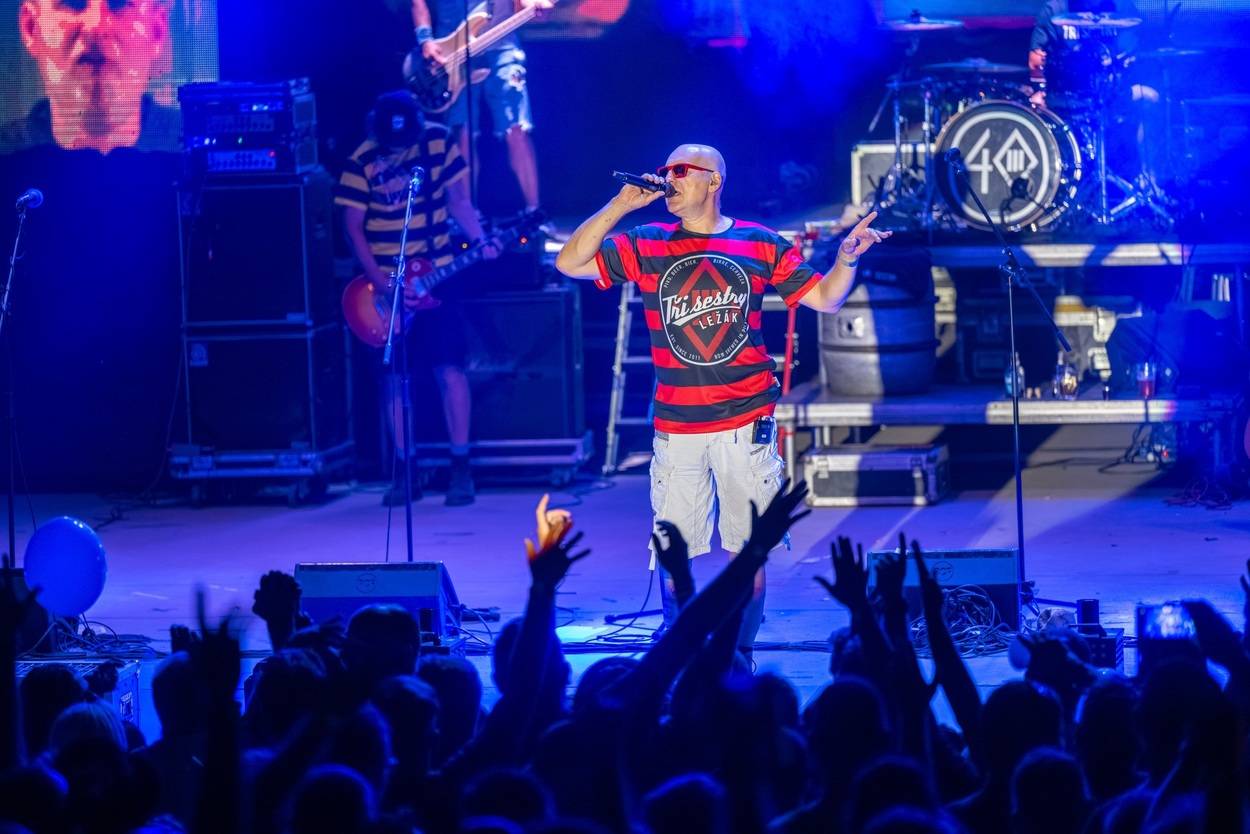 Tři sestry oslavily čtyřicet let i v Lokti, jejich hosty byli E!E a MZH