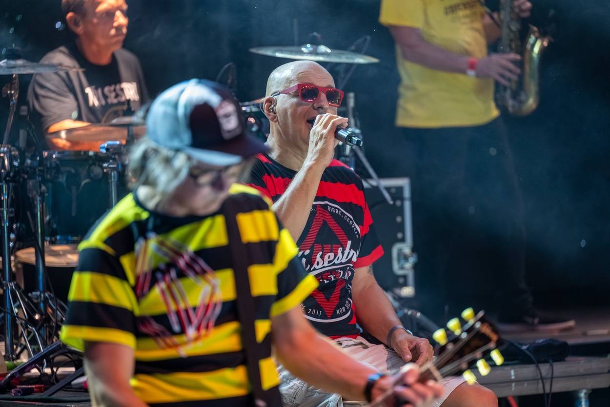 Tři sestry oslavily čtyřicet let i v Lokti, jejich hosty byli E!E a MZH