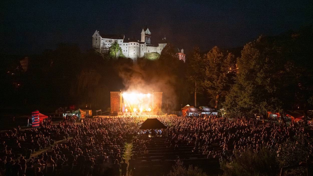 Tři sestry oslavily čtyřicet let i v Lokti, jejich hosty byli E!E a MZH