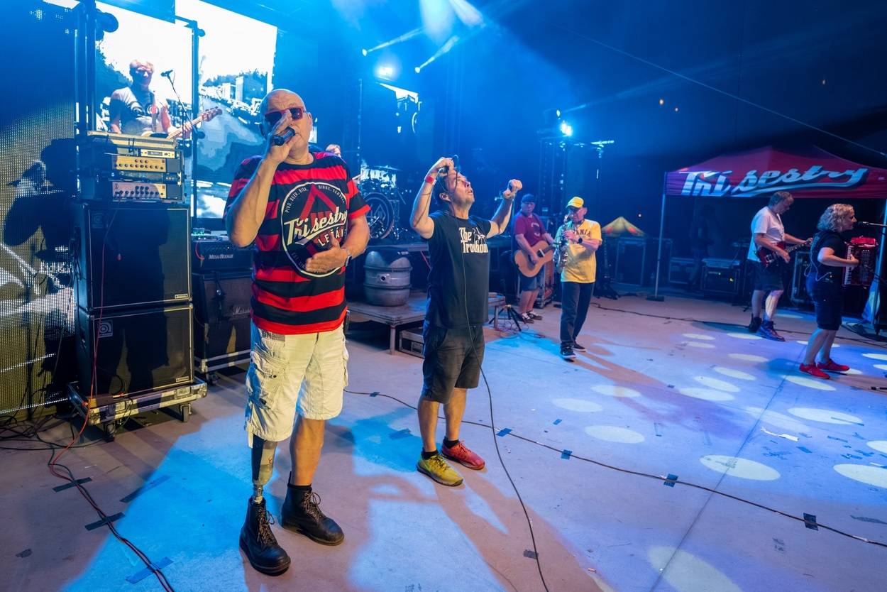 Tři sestry oslavily čtyřicet let i v Lokti, jejich hosty byli E!E a MZH