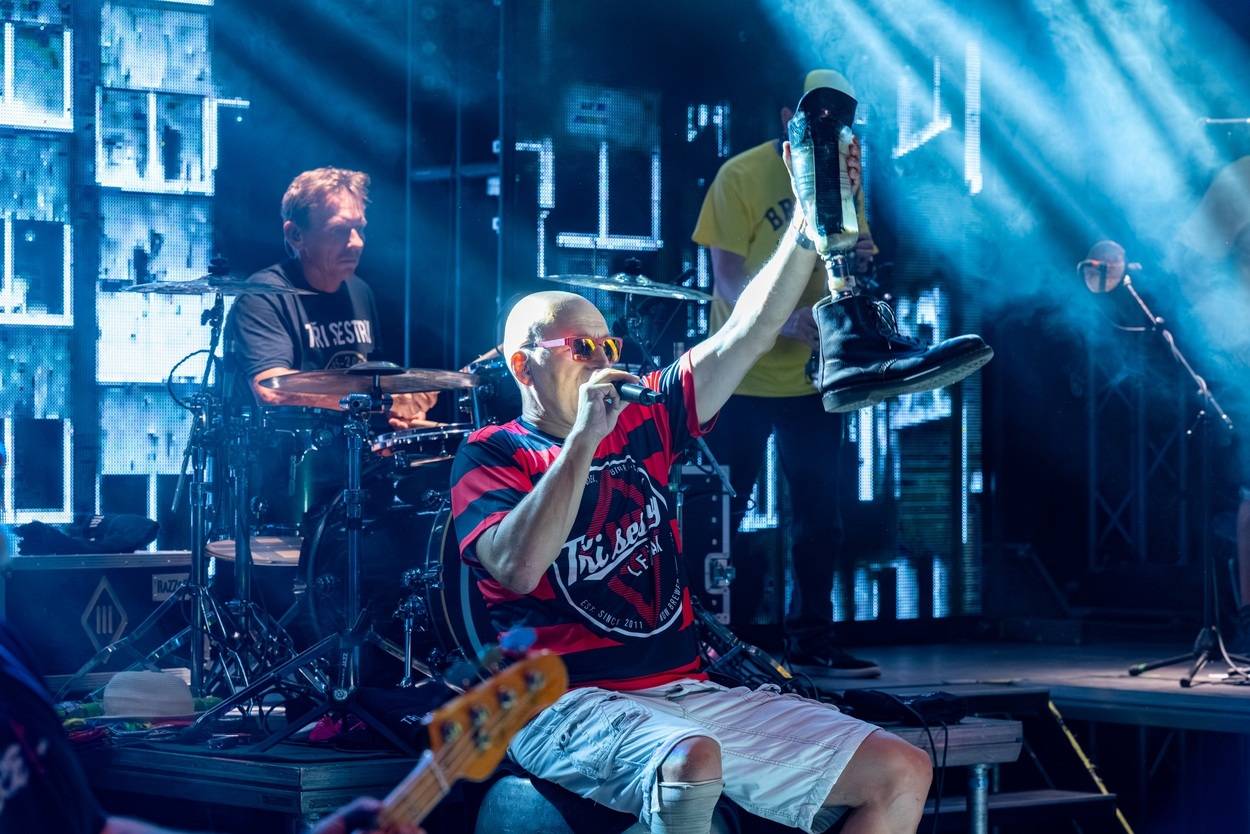 Tři sestry oslavily čtyřicet let i v Lokti, jejich hosty byli E!E a MZH