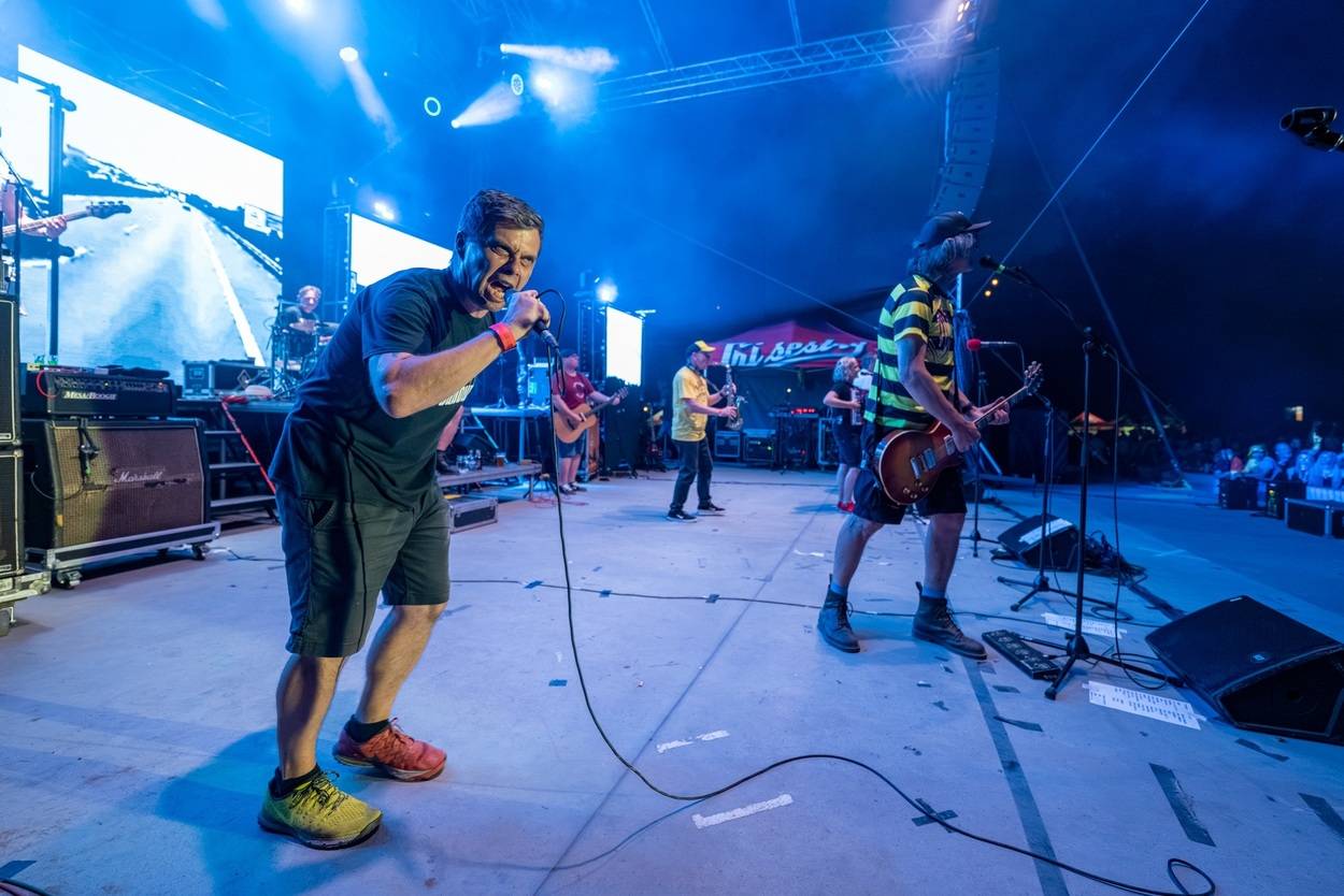 Tři sestry oslavily čtyřicet let i v Lokti, jejich hosty byli E!E a MZH