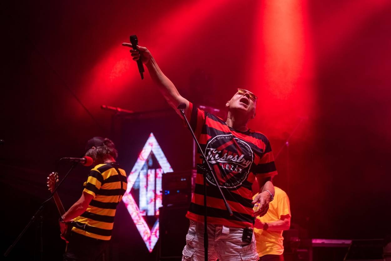 Tři sestry oslavily čtyřicet let i v Lokti, jejich hosty byli E!E a MZH