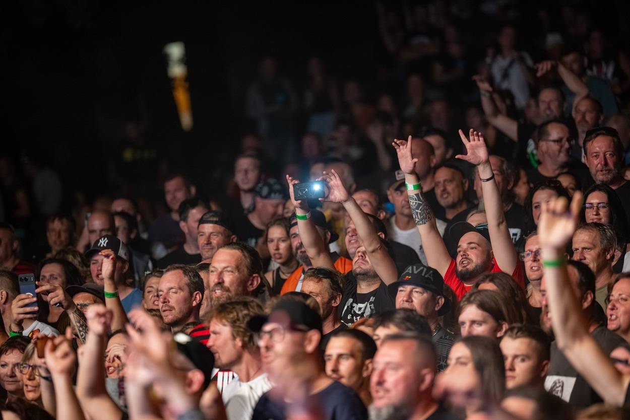 Tři sestry oslavily čtyřicet let i v Lokti, jejich hosty byli E!E a MZH