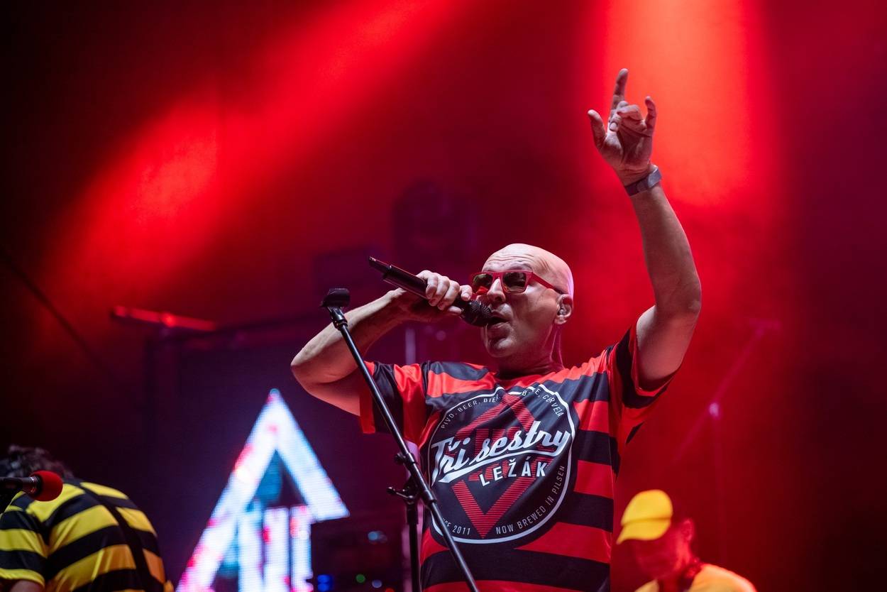 Tři sestry oslavily čtyřicet let i v Lokti, jejich hosty byli E!E a MZH