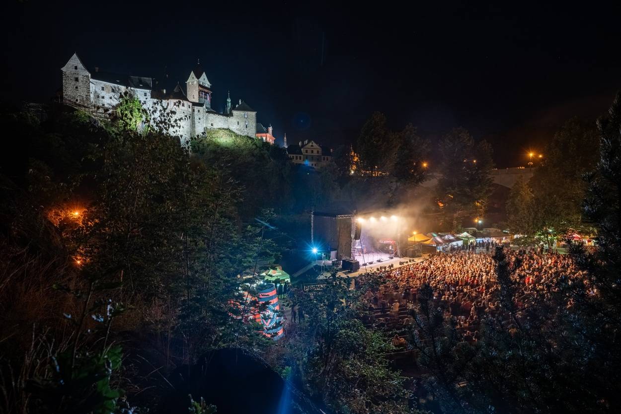 Tři sestry oslavily čtyřicet let i v Lokti, jejich hosty byli E!E a MZH