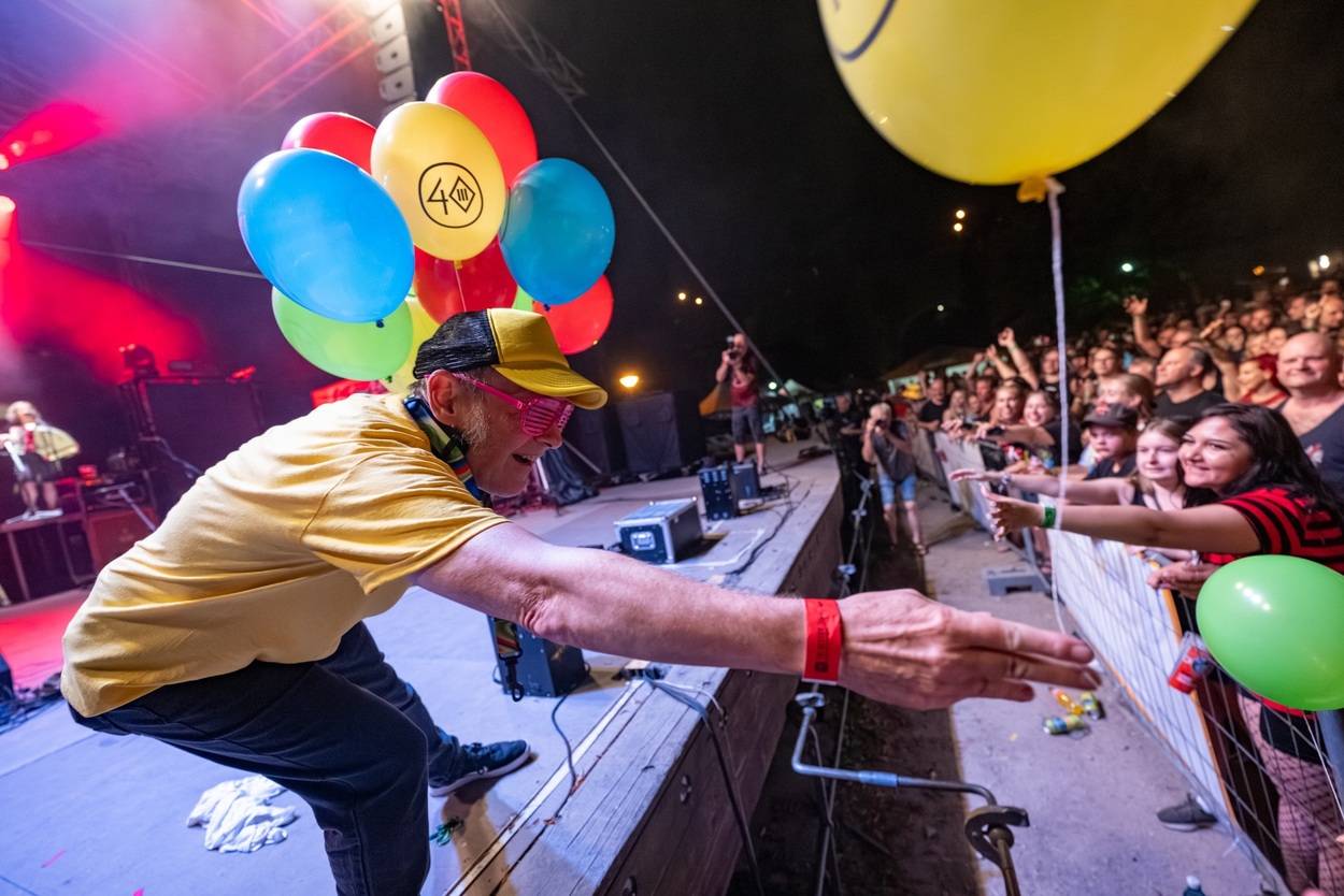 Tři sestry oslavily čtyřicet let i v Lokti, jejich hosty byli E!E a MZH