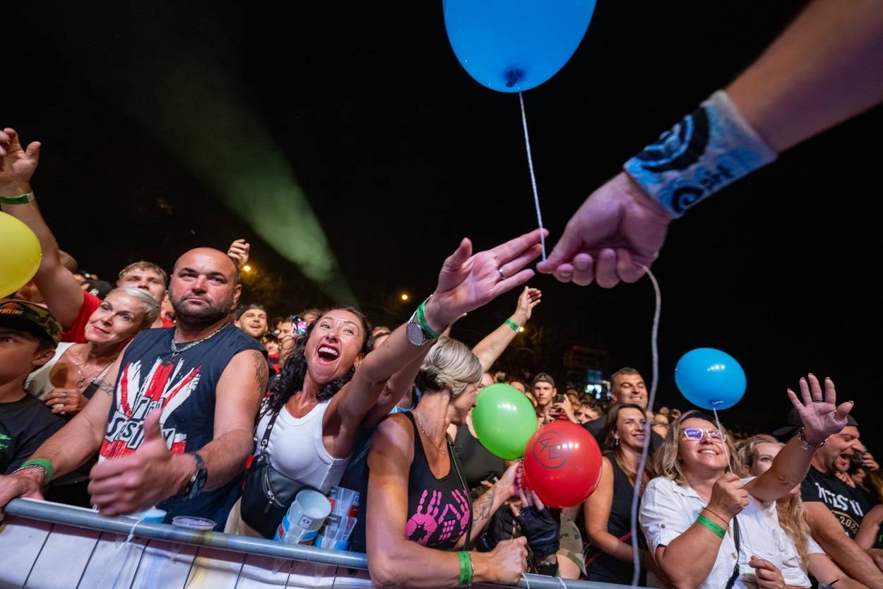 Tři sestry oslavily čtyřicet let i v Lokti, jejich hosty byli E!E a MZH