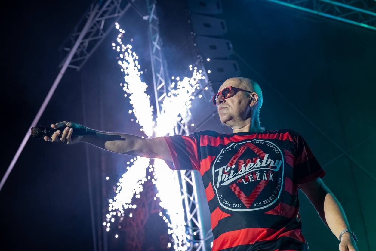 Tři sestry oslavily čtyřicet let i v Lokti, jejich hosty byli E!E a MZH