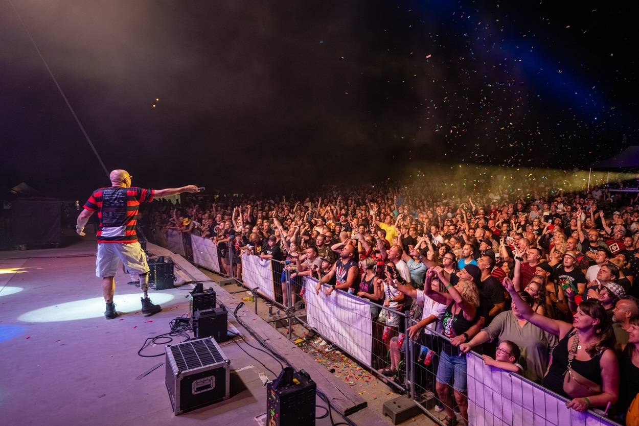 Tři sestry oslavily čtyřicet let i v Lokti, jejich hosty byli E!E a MZH