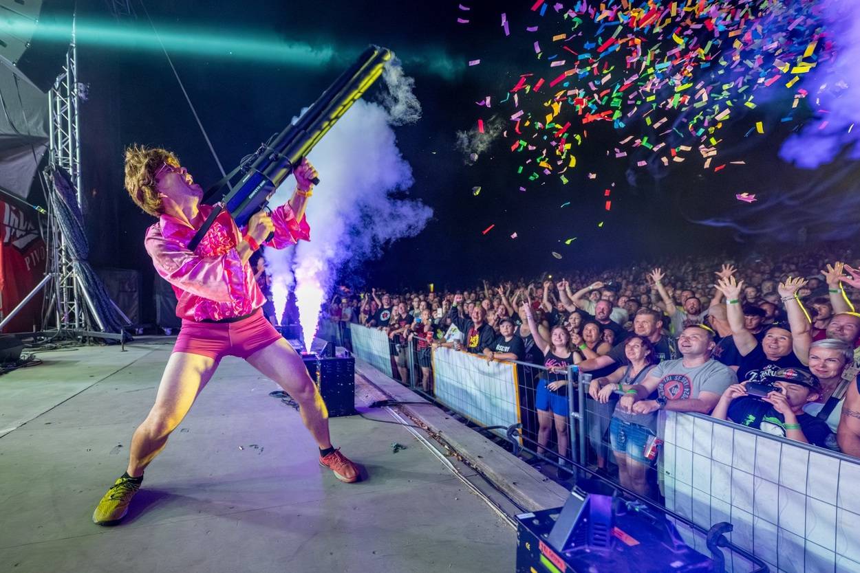 Tři sestry oslavily čtyřicet let i v Lokti, jejich hosty byli E!E a MZH