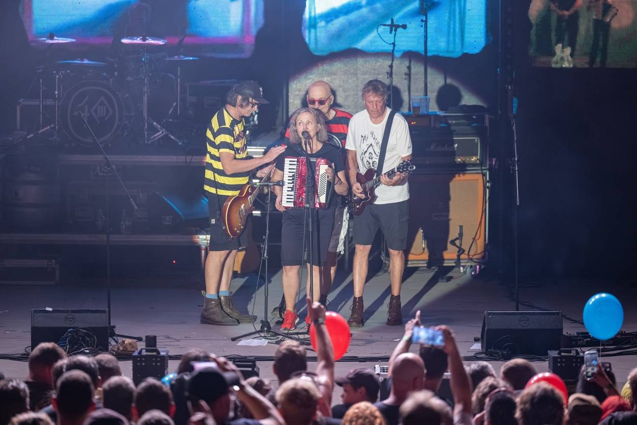 Tři sestry oslavily čtyřicet let i v Lokti, jejich hosty byli E!E a MZH