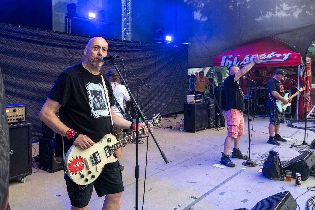 Tři sestry oslavily čtyřicet let i v Lokti, jejich hosty byli E!E a MZH