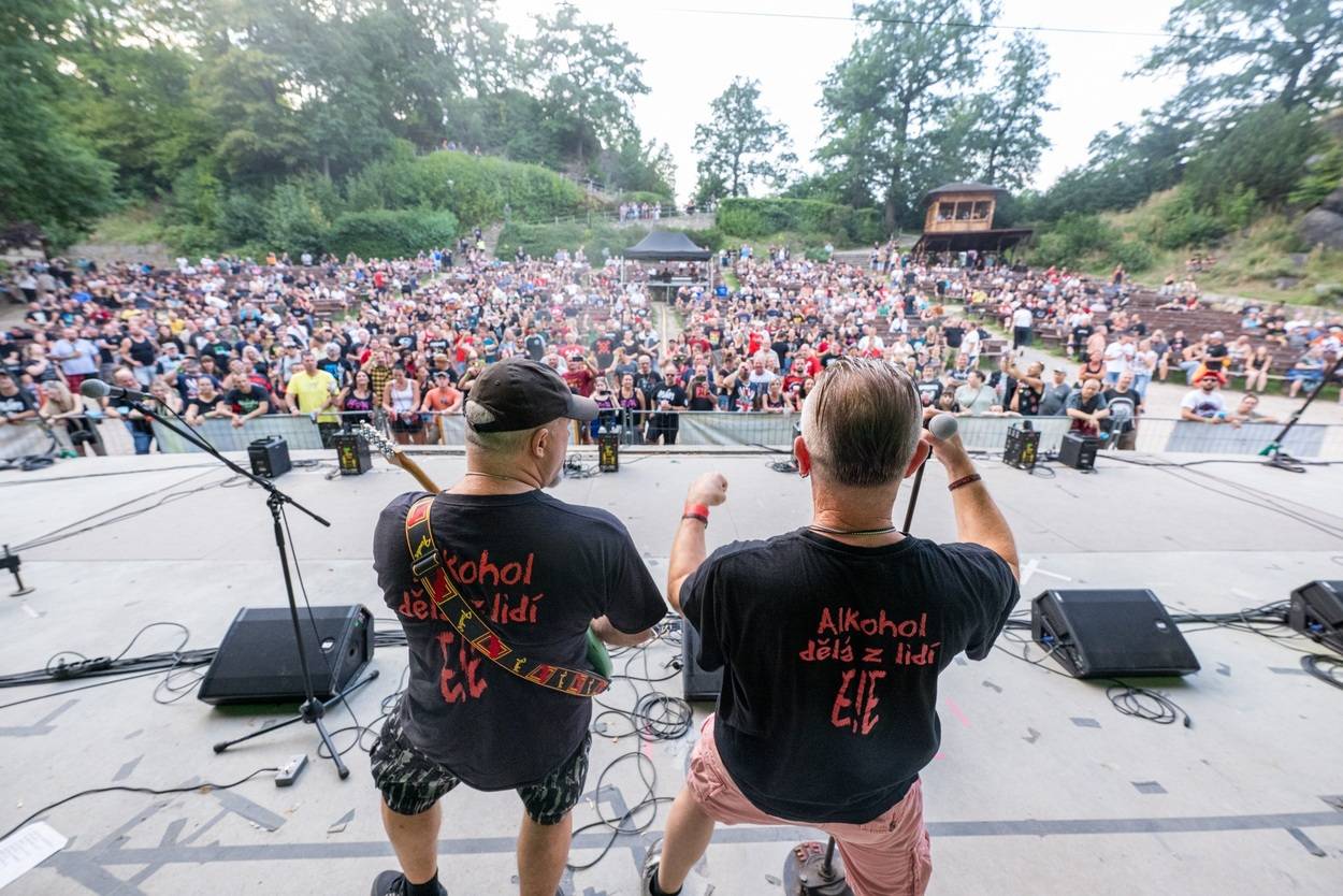 Tři sestry oslavily čtyřicet let i v Lokti, jejich hosty byli E!E a MZH