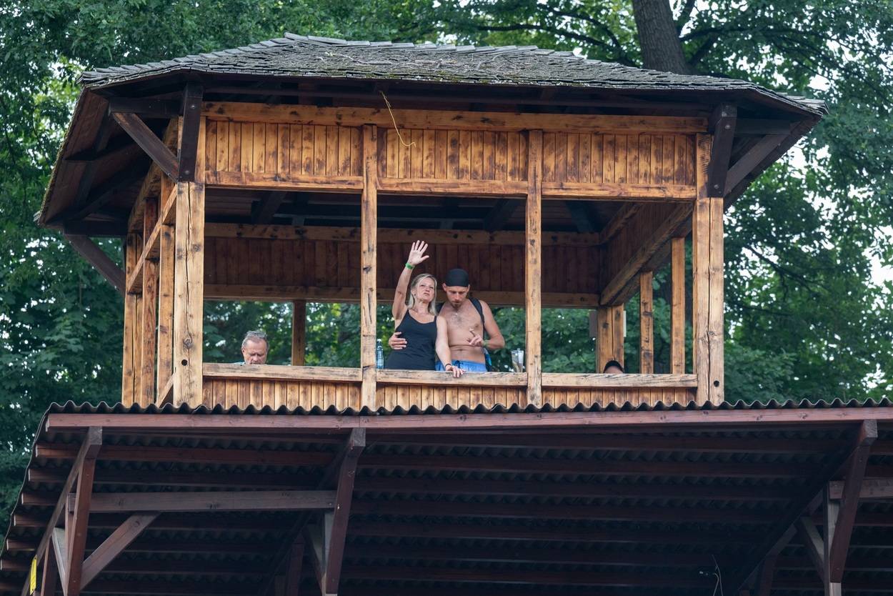 Tři sestry oslavily čtyřicet let i v Lokti, jejich hosty byli E!E a MZH