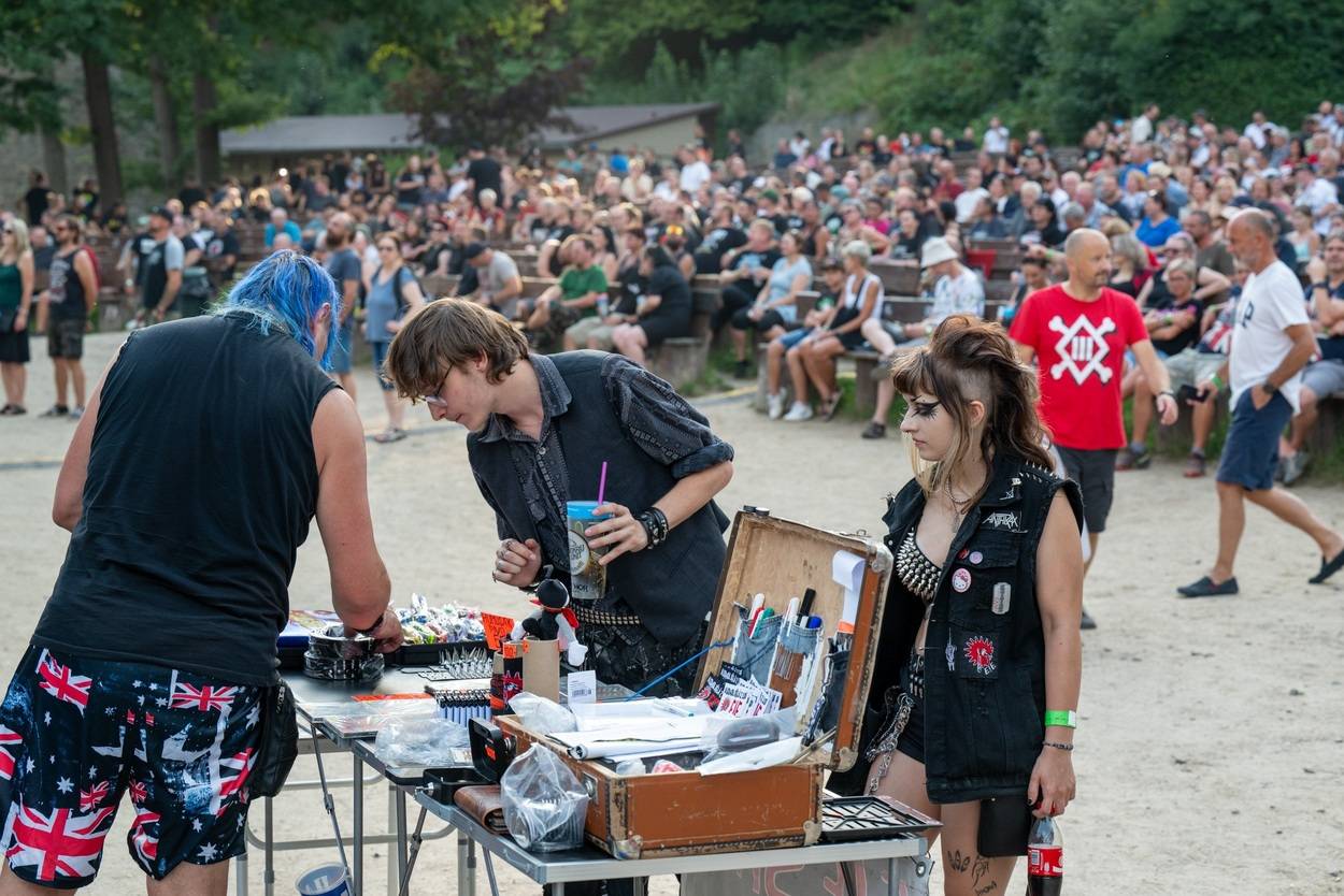 Tři sestry oslavily čtyřicet let i v Lokti, jejich hosty byli E!E a MZH