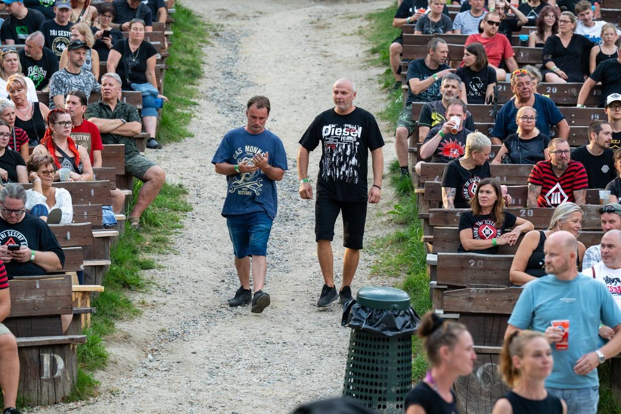Tři sestry oslavily čtyřicet let i v Lokti, jejich hosty byli E!E a MZH