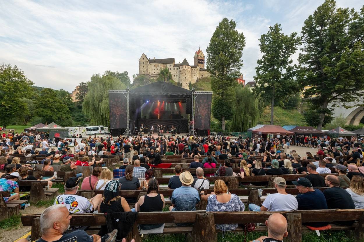 Tři sestry oslavily čtyřicet let i v Lokti, jejich hosty byli E!E a MZH