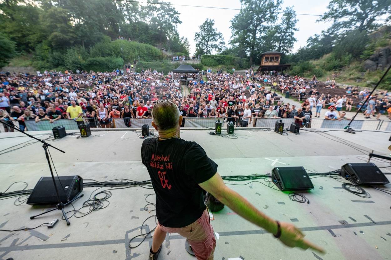 Tři sestry oslavily čtyřicet let i v Lokti, jejich hosty byli E!E a MZH