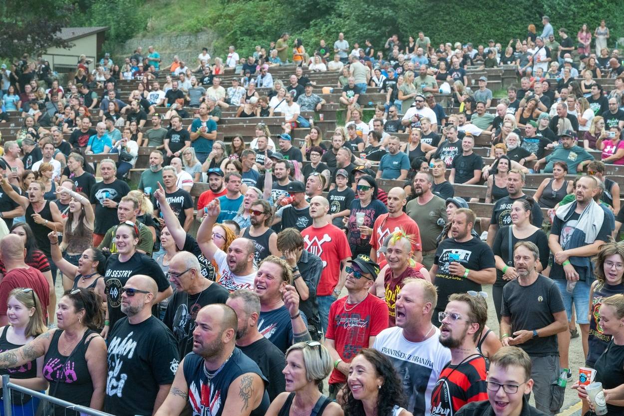 Tři sestry oslavily čtyřicet let i v Lokti, jejich hosty byli E!E a MZH