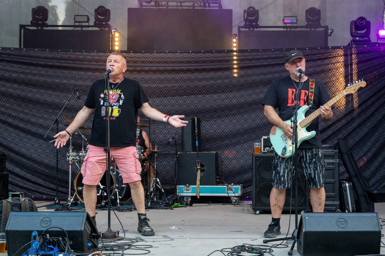 Tři sestry oslavily čtyřicet let i v Lokti, jejich hosty byli E!E a MZH