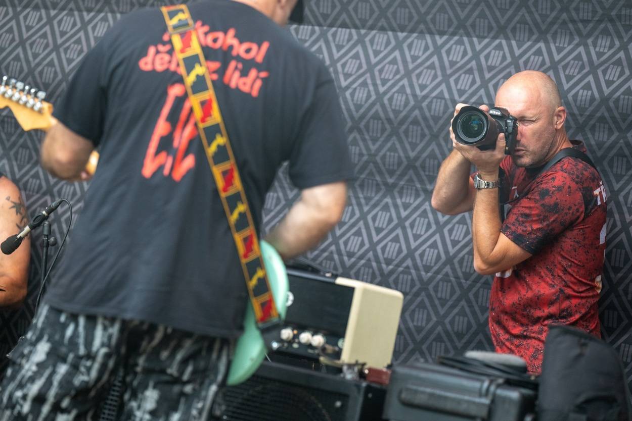 Tři sestry oslavily čtyřicet let i v Lokti, jejich hosty byli E!E a MZH