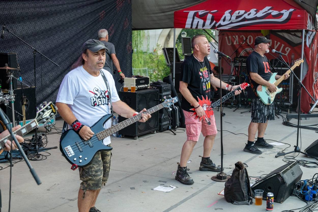 Tři sestry oslavily čtyřicet let i v Lokti, jejich hosty byli E!E a MZH