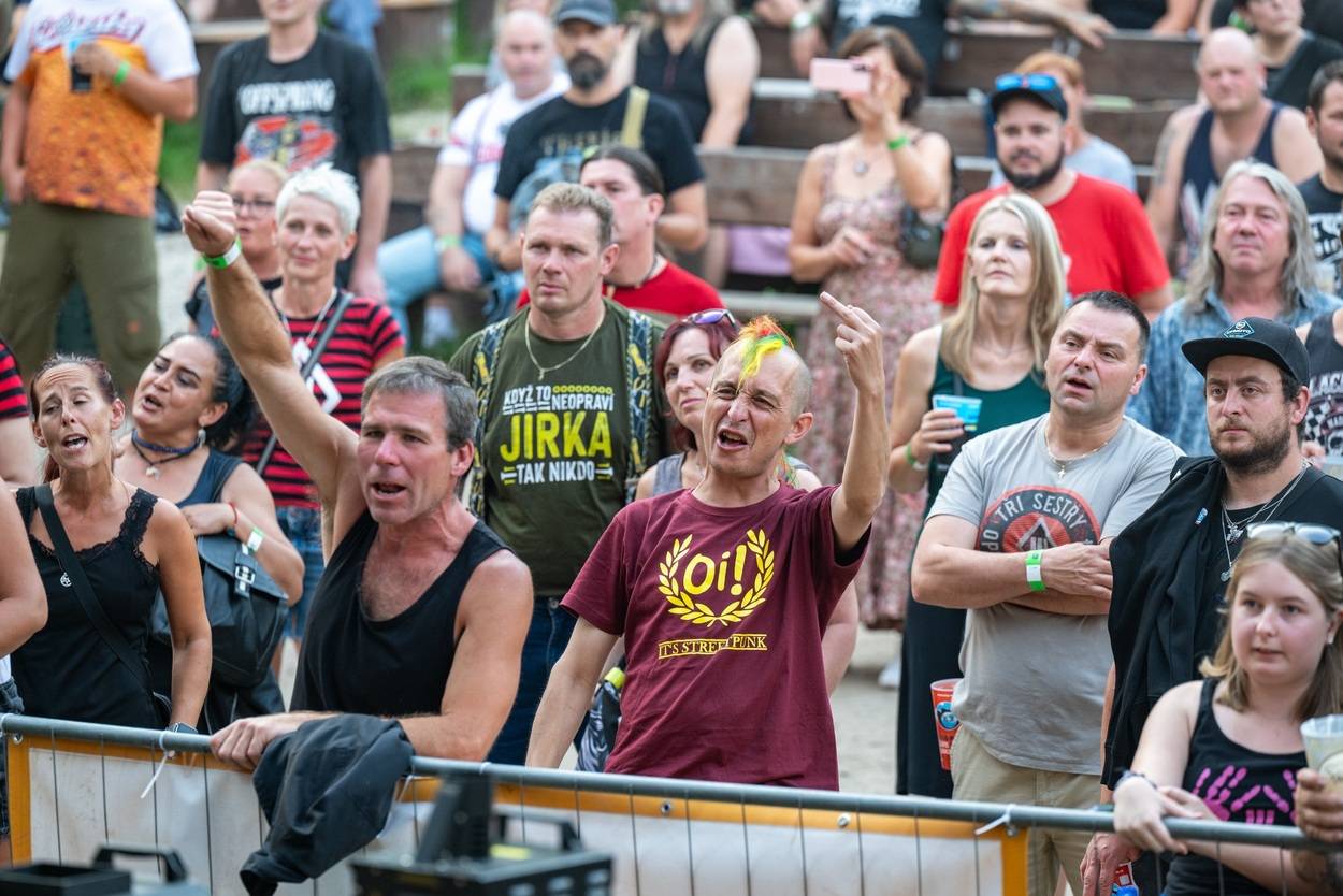 Tři sestry oslavily čtyřicet let i v Lokti, jejich hosty byli E!E a MZH