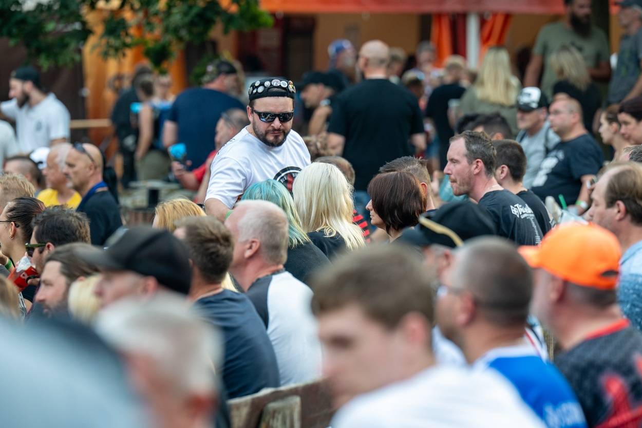 Tři sestry oslavily čtyřicet let i v Lokti, jejich hosty byli E!E a MZH