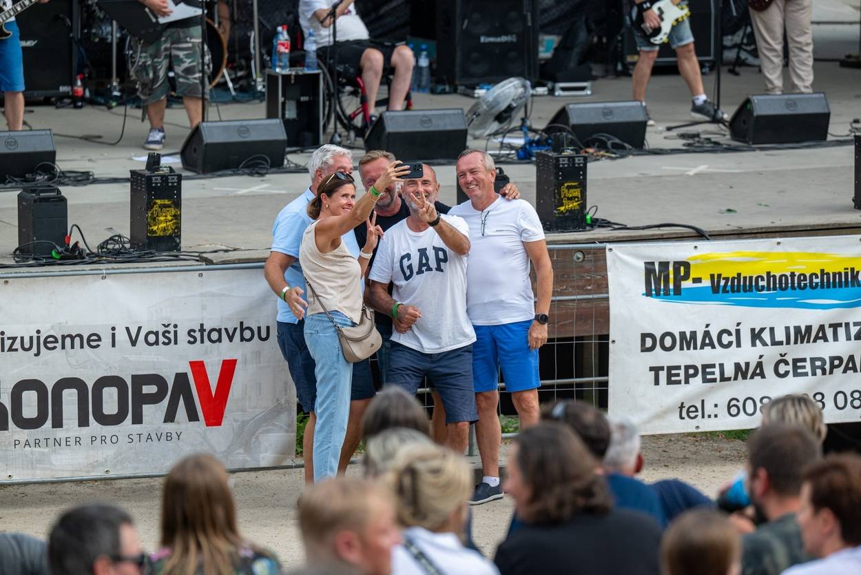 Tři sestry oslavily čtyřicet let i v Lokti, jejich hosty byli E!E a MZH