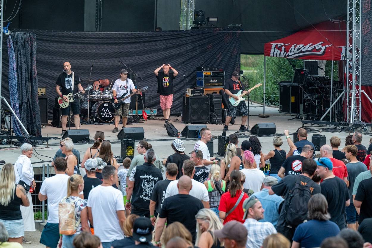 Tři sestry oslavily čtyřicet let i v Lokti, jejich hosty byli E!E a MZH