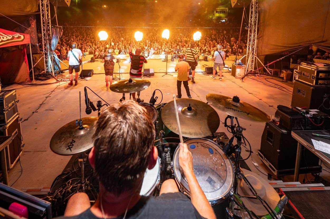 Tři sestry oslavily čtyřicet let i v Lokti, jejich hosty byli E!E a MZH