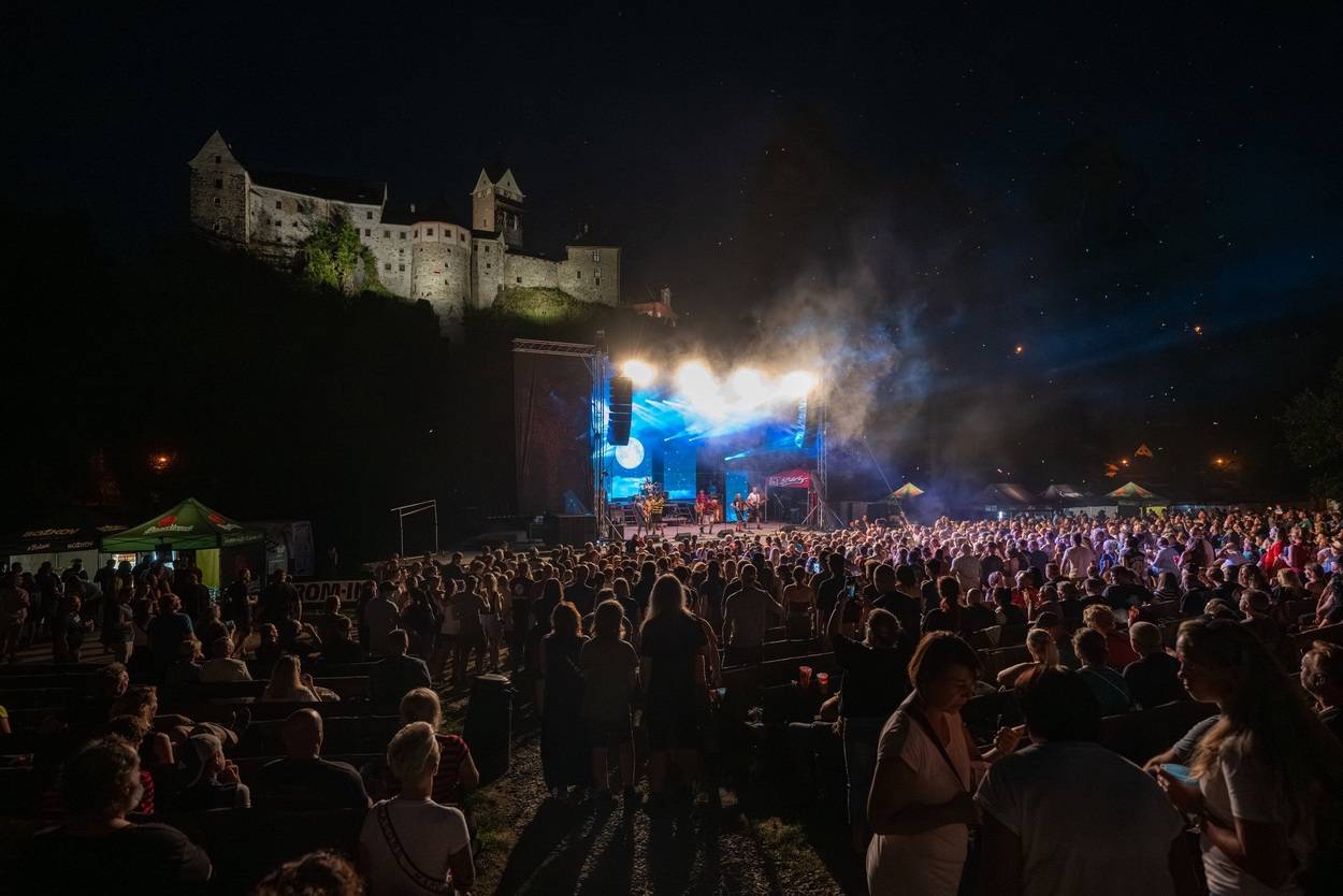 Tři sestry oslavily čtyřicet let i v Lokti, jejich hosty byli E!E a MZH