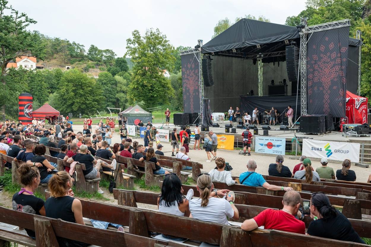 Tři sestry oslavily čtyřicet let i v Lokti, jejich hosty byli E!E a MZH