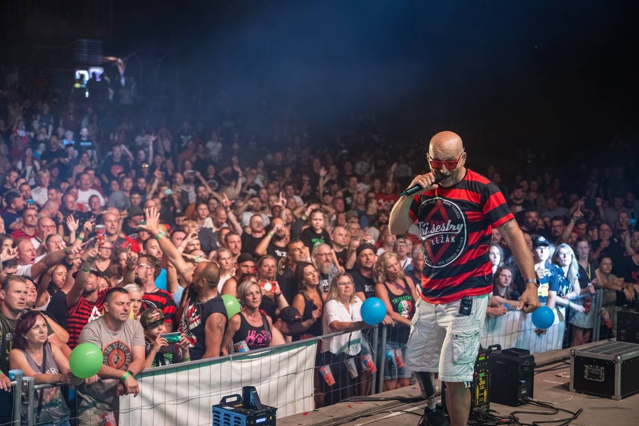 Tři sestry oslavily čtyřicet let i v Lokti, jejich hosty byli E!E a MZH