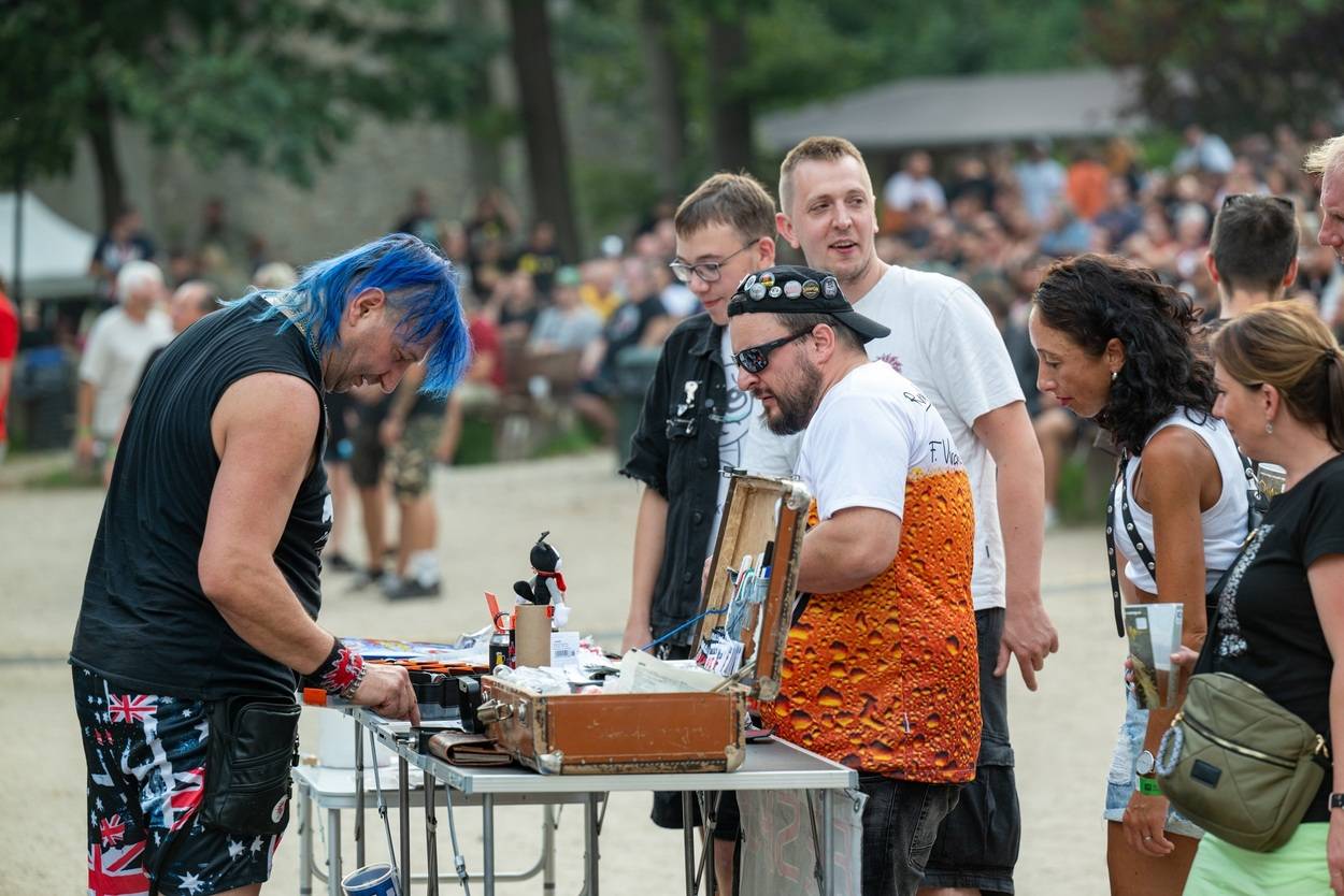 Tři sestry oslavily čtyřicet let i v Lokti, jejich hosty byli E!E a MZH